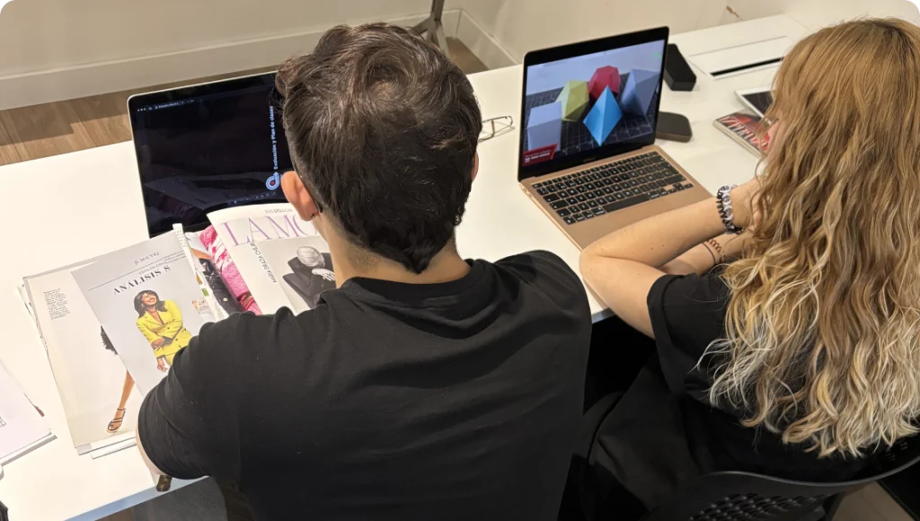 estudiando online con computaora en iditec diseño grafico moda ilustracion estilismo e